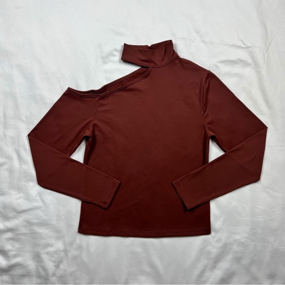 Abercrombie & Fitch Seamless Asymmetrical Cutout Top - Picture 2 of 6